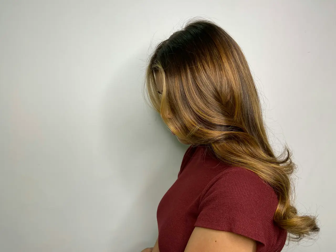 Melena larga con balayage en tonos miel